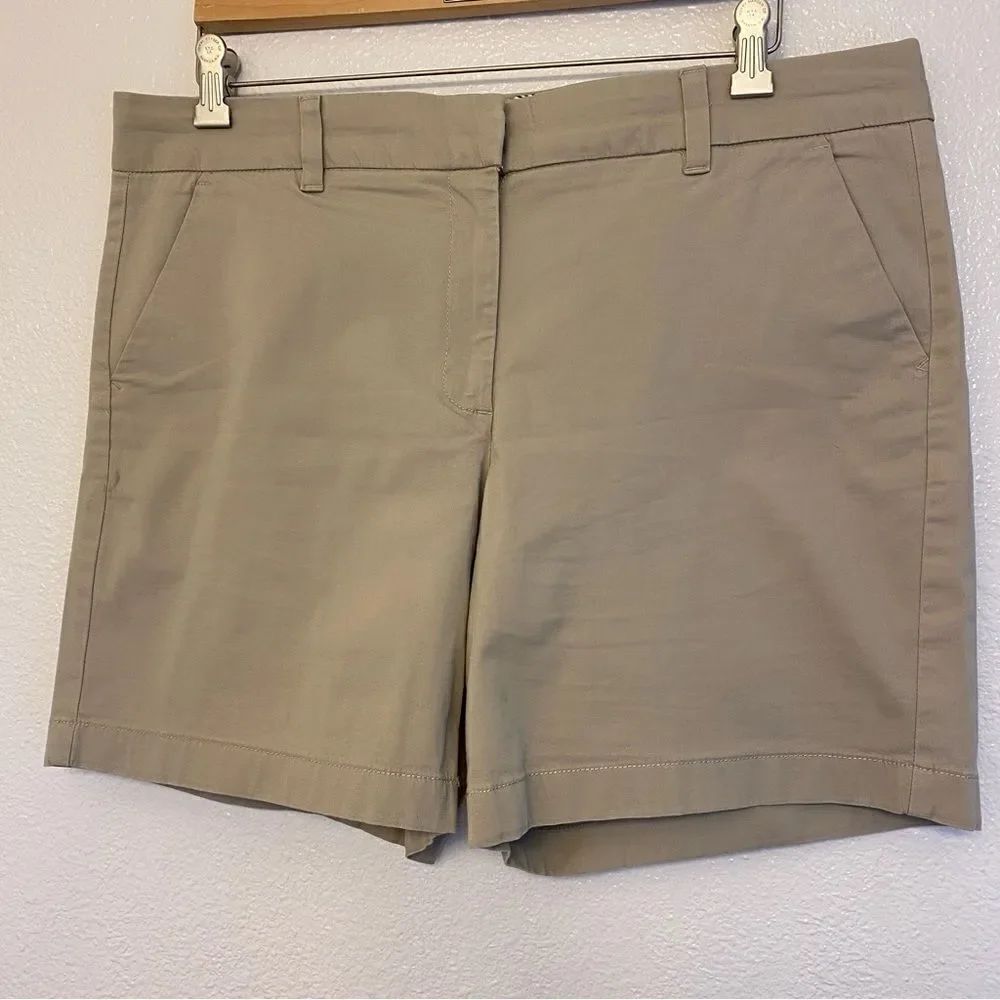 Tommy Hilfiger 1109222 tan Khaki shorts 7” high rise stretch flat front 14